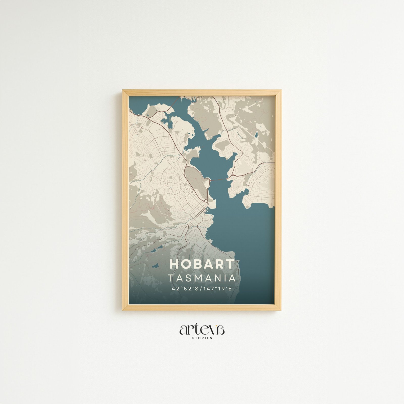 Hobart Tasmania Australia map poster Sapphire Blue dengan frame kayu natural