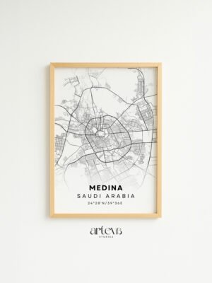 Medina map poster Snow White dengan frame kayu natural