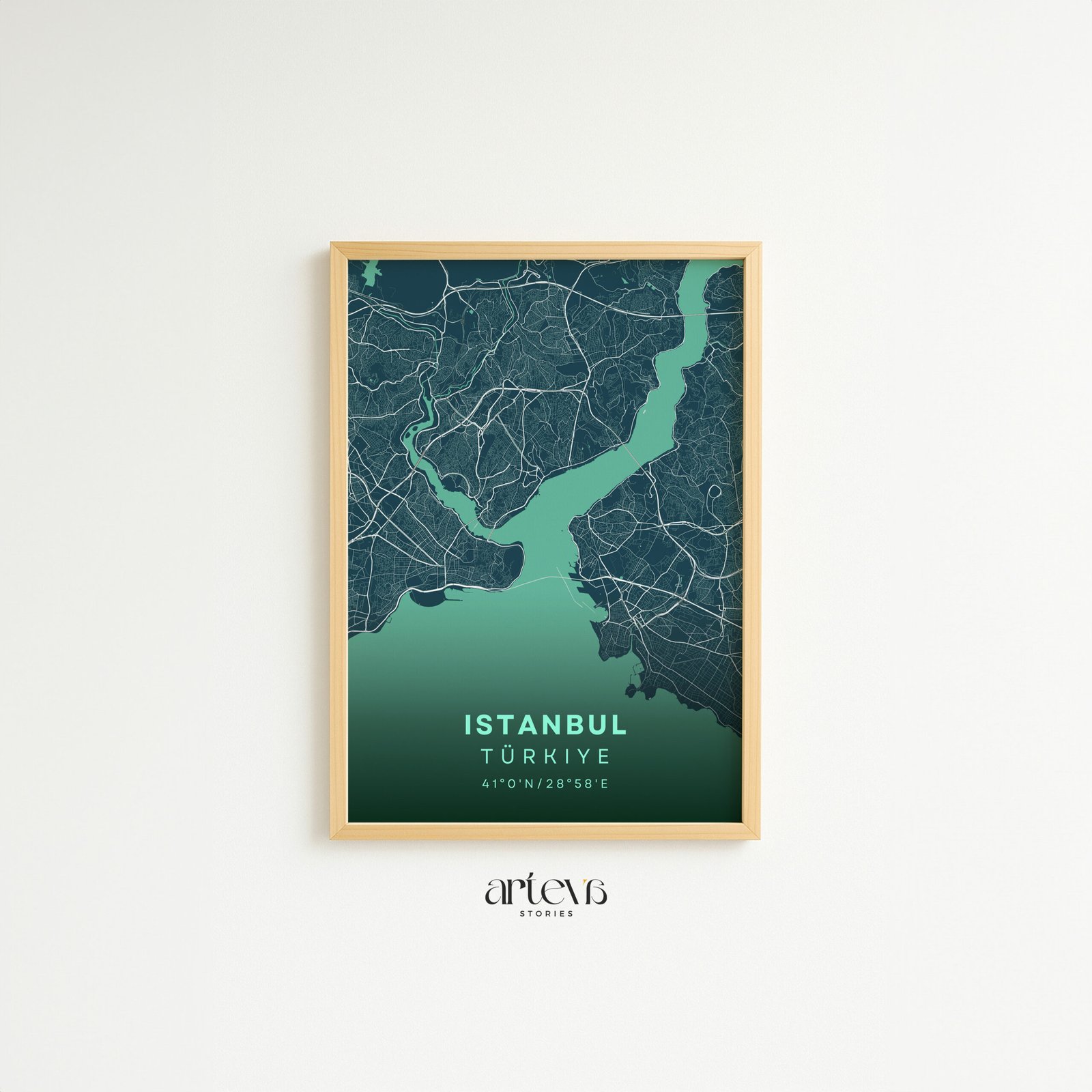 Istanbul map poster Deep Turquoise dengan frame kayu natural