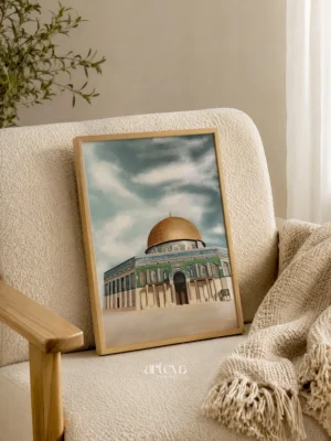 Dome of the Rock Palestine Art adalah wall art Islami bergaya ilustrasi dengan kubah emas ikonik, arsitektur Palestina, dan langit dramatis yang elegan.