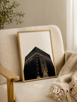 Ka’bah wall art close up dengan kiswah hitam dan detail emas pada pintu Ka’bah