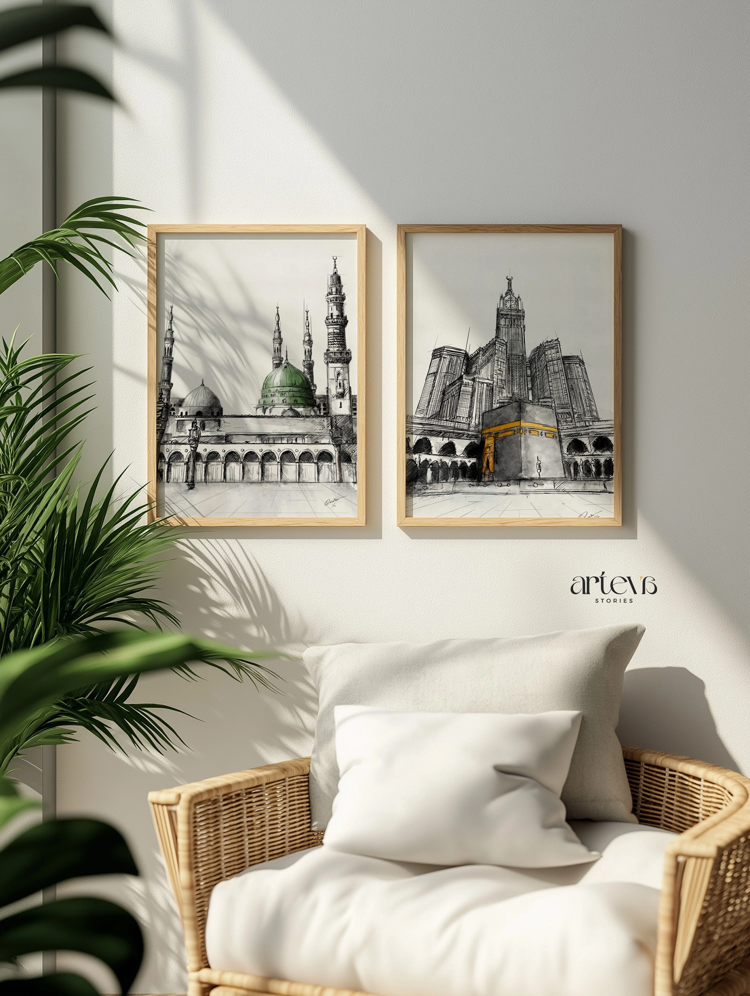 Set 2 lukisan sketsa Ka'bah dan Masjid Nabawi dengan aksen emas dan hijau dalam bingkai kayu pinus natural, dipajang di ruang tamu bergaya bohemian dengan kursi rotan